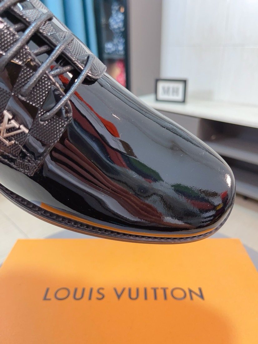 Louis Vuitton Black Glossy Lace-Up Dress Shoes - Rounded Toe