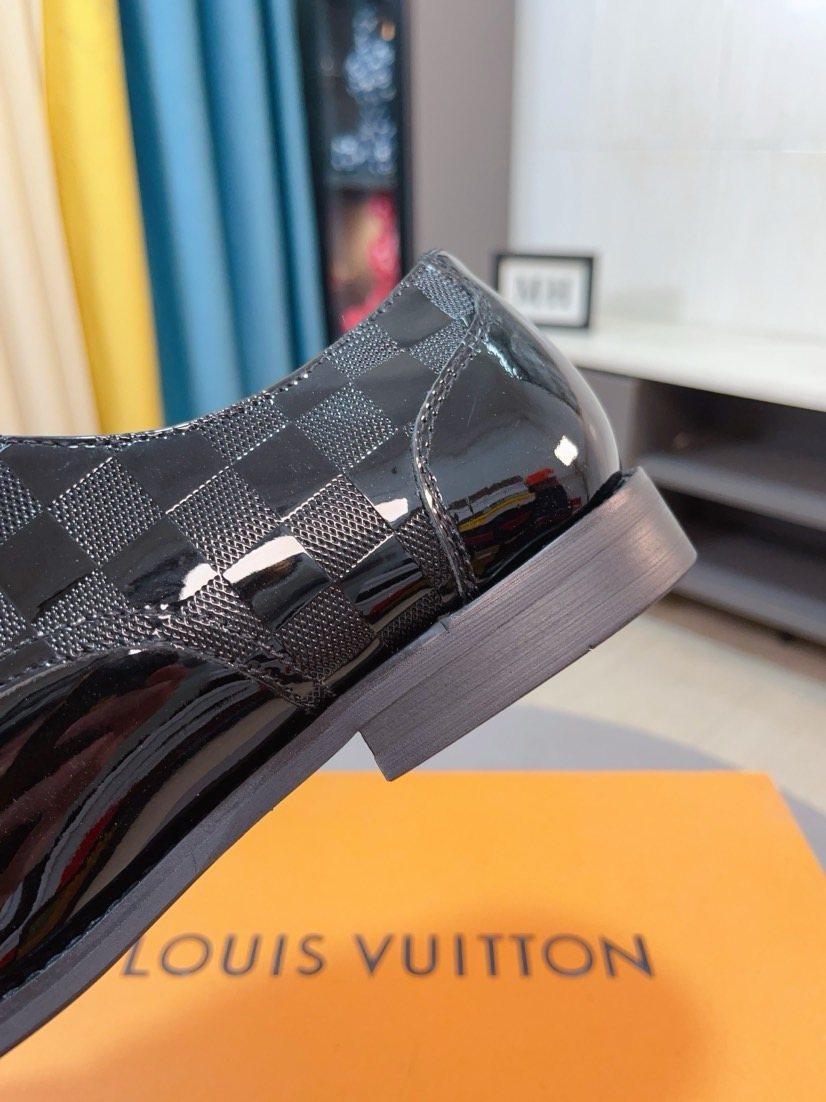 Louis Vuitton Black Glossy Lace-Up Dress Shoes - Rounded Toe